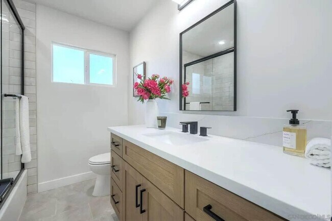 Building Photo - 436 Date Ave