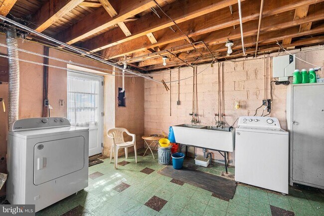 Building Photo - 2042 Faunce St