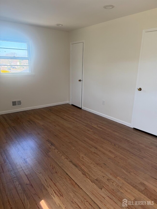 Building Photo - 13 Oakwood Dr