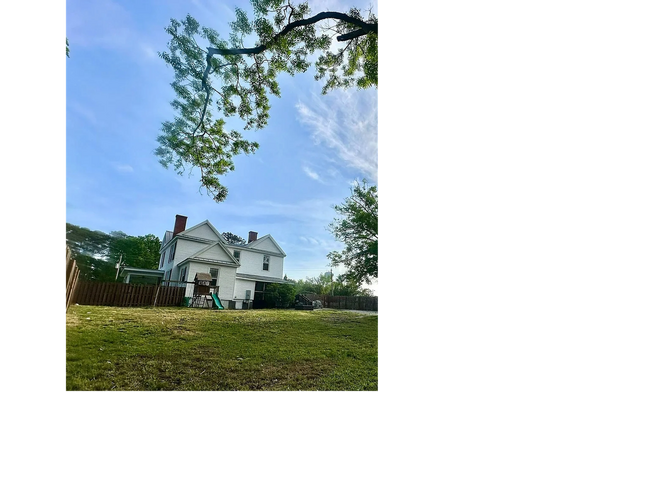 Building Photo - **Charming Small-Town Home Near Clark's Hi...