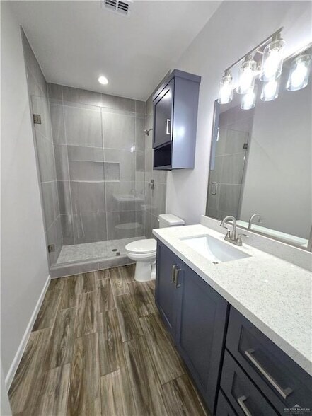 Building Photo - 913 N Clarence Ave