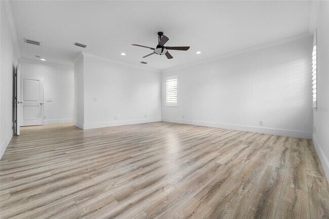 Building Photo - 4802 W Beachway Dr