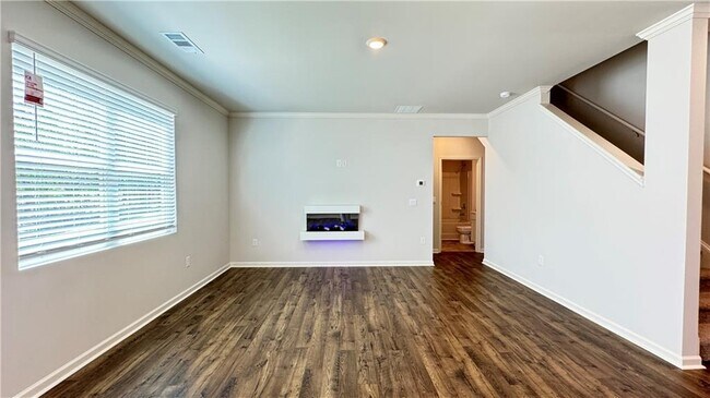 Building Photo - 569 King Vlg
