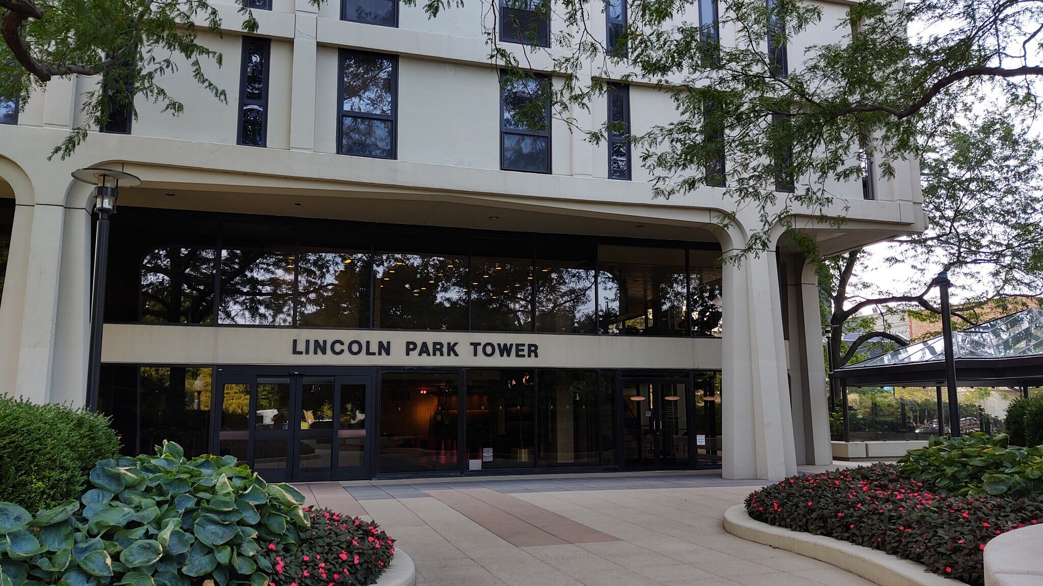 Building Photo - 1960 N Lincoln Park W