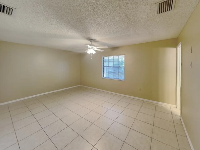 Building Photo - 902 Sunshine Way SW