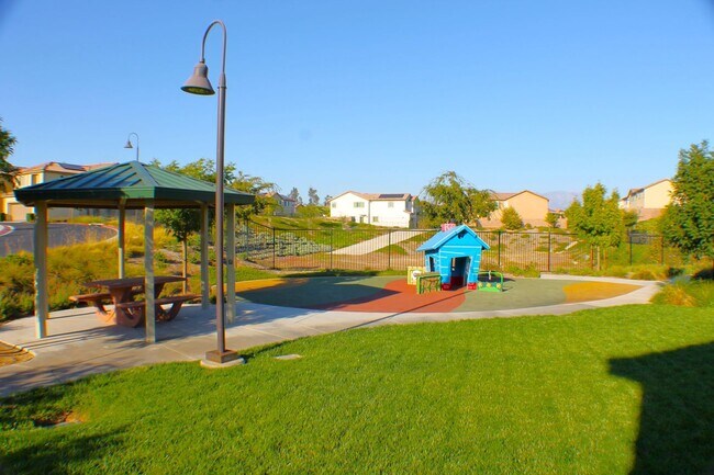 Building Photo - 3 Bed | 2.5 Bath | 1,733 Sq Ft | Built 2021 | Gated Community