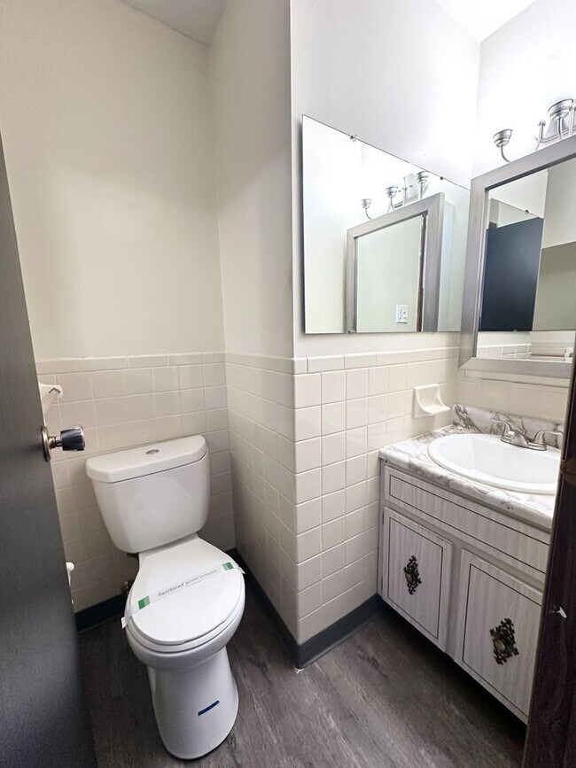 Building Photo - 2 Bedroom and 1.5 Bathroom Apartment in Be...