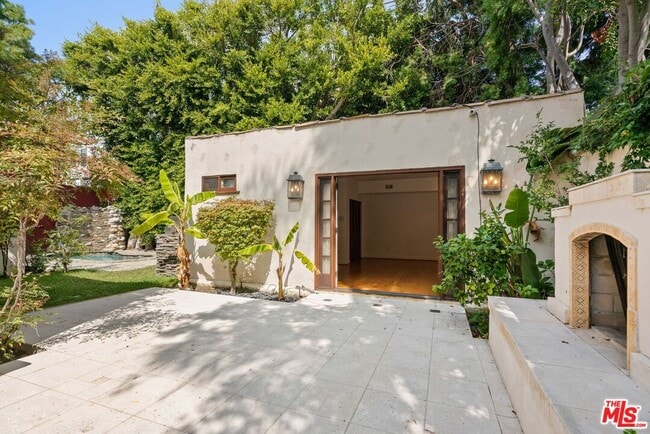 Building Photo - 312 S El Camino Dr