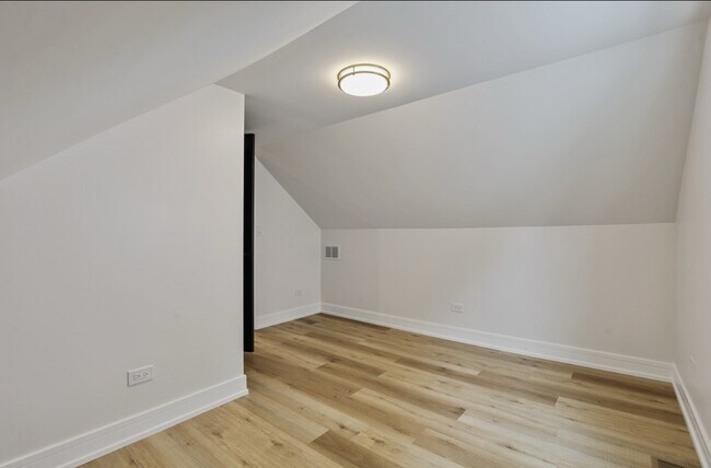 Building Photo - 9705 Oak Park Ave