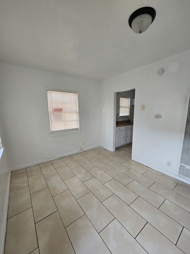 Building Photo - 1+ 1 Bed 1 Bath Cottage in San Jacinto $1395.00