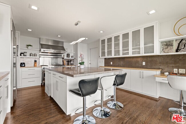 Building Photo - 8514 Hillside Ave
