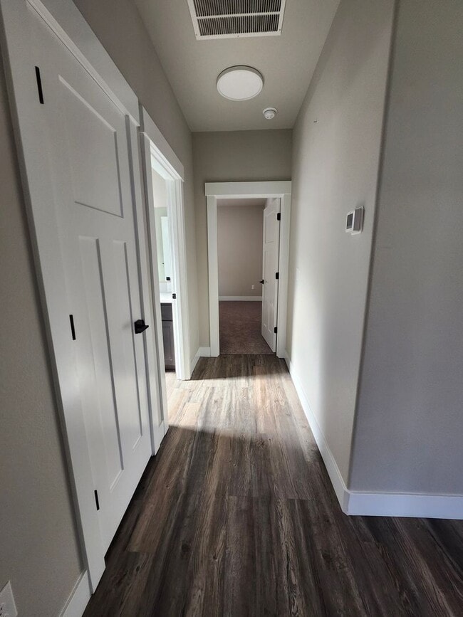 Building Photo - Elegant 4 Bed, 2 Ba Home - MANY Upgrades &...