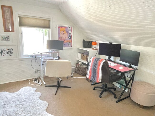 Building Photo - Charming Montavilla bungalow, 3 bed, 2 bath with fully fenced backyard