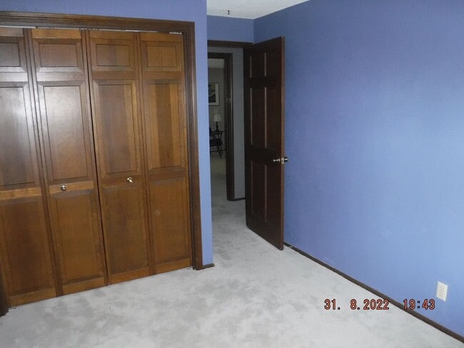 Building Photo - Large 3 Bedroom House
