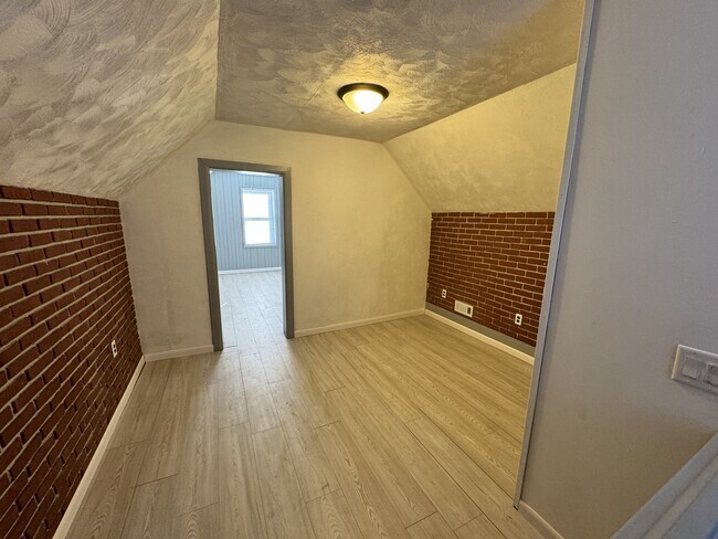 Building Photo - 821 S Market St