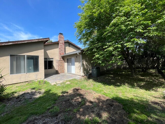 Building Photo - Recently Refreshed 3 bedroom with Central ...
