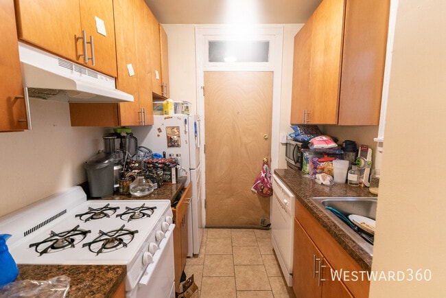 Building Photo - 1618 W Farwell Ave