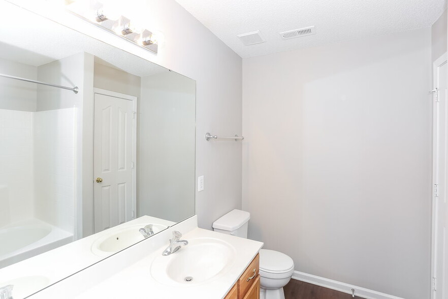 Building Photo - 6370 Day Lilly Ln