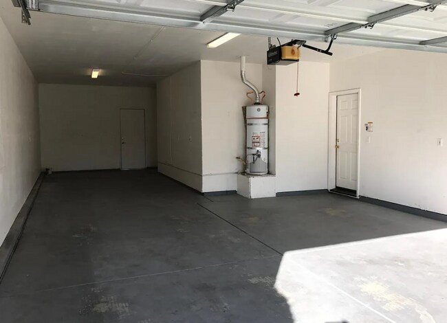 Building Photo - Close to ACE train, parks and school