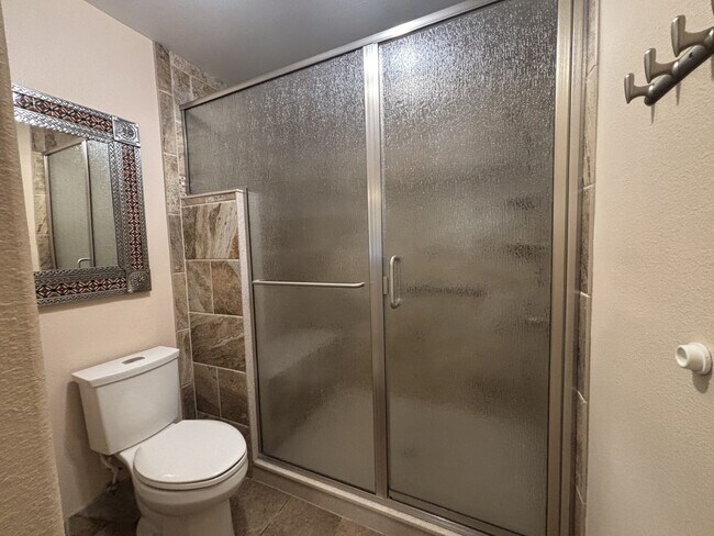 Building Photo - 2 Bed/2.5 Bath Townhome with A/C and gas f...