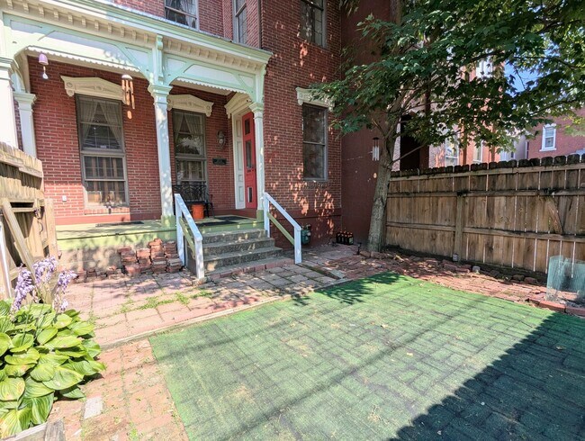 Building Photo - Unique 3 Bedroom, 2.5 Bathroom Single Family Home (Shadyside)