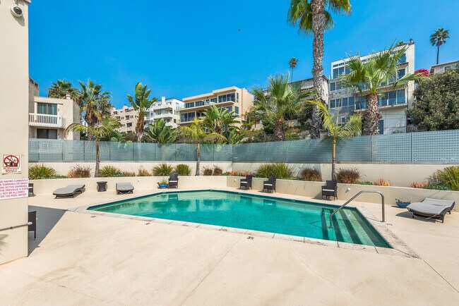 Building Photo - 7301 Vista del Mar