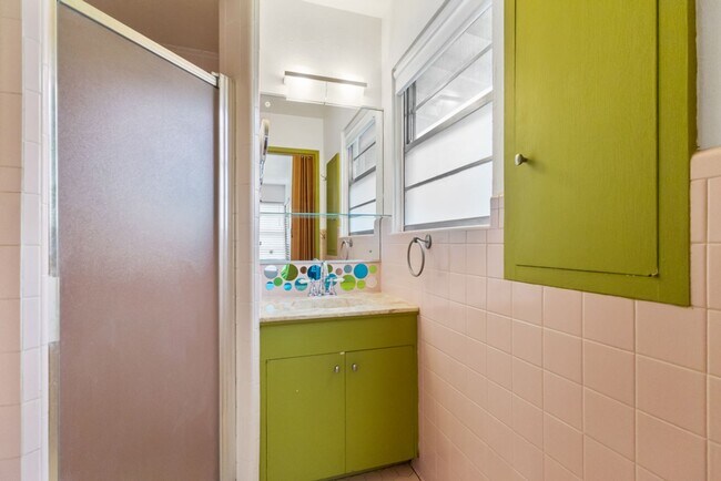 Building Photo - 2 Bed/2 Bath in Northeast Park Subdivision w/ pool
