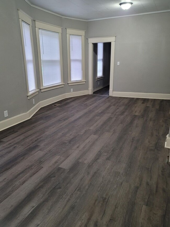 Building Photo - 2 Bedroom, 1 Bath House