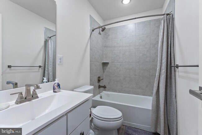 Building Photo - 9437 Oak Grv Ln