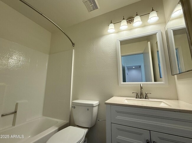 Building Photo - 930 N Mesa Dr