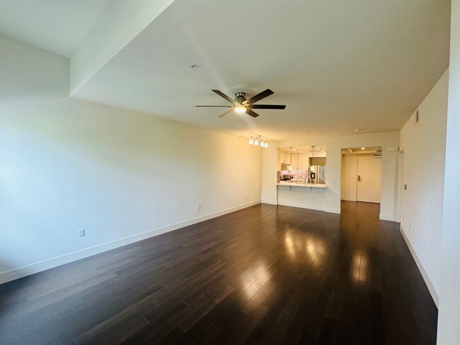 Building Photo - Gorgeous Top Floor Condo Located in Downto...