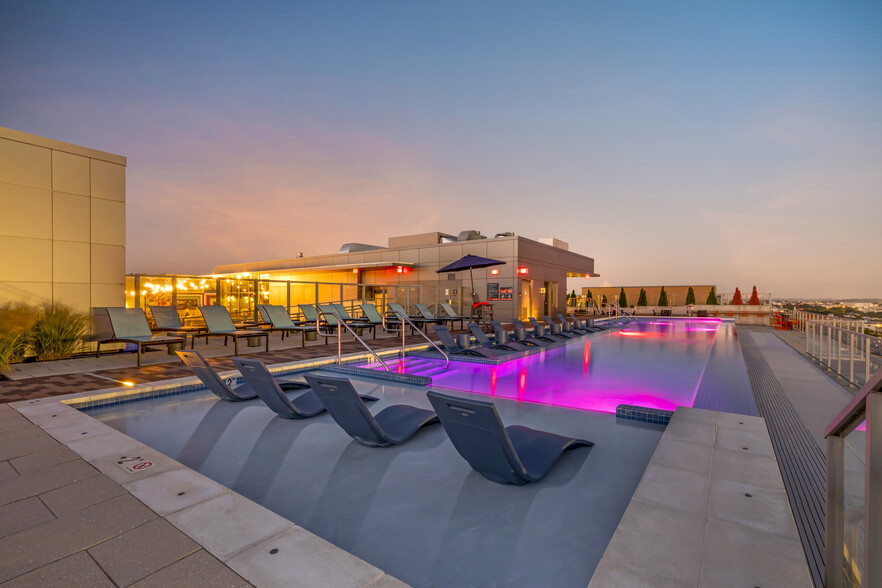 Pool and sundeck - AVA NoMa