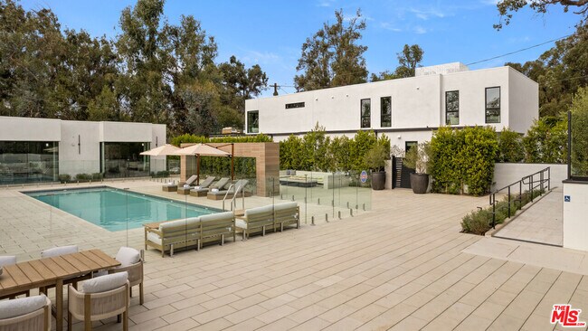 Building Photo - 505 S Barrington Ave