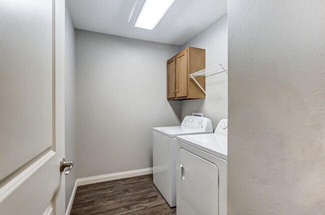 Building Photo - Victory Place Villas - 2 Bedroom, 2 Bathroom - End Unit