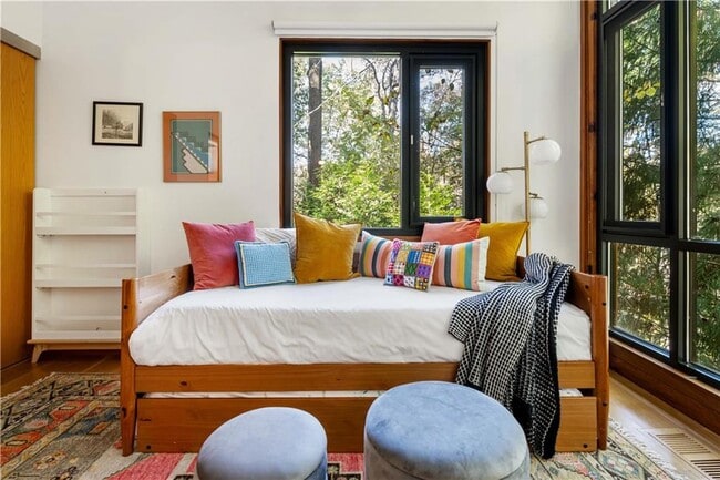 Building Photo - 515 Claire Dr NE