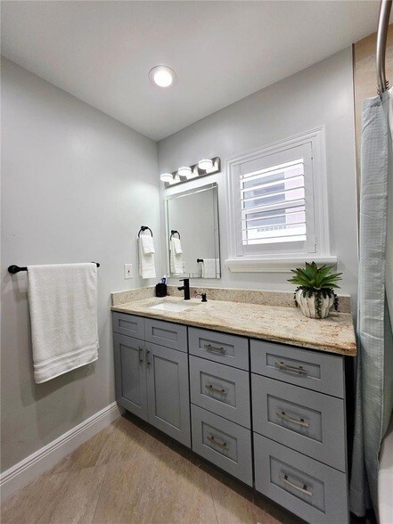 Building Photo - 3435 Overlook Dr NE