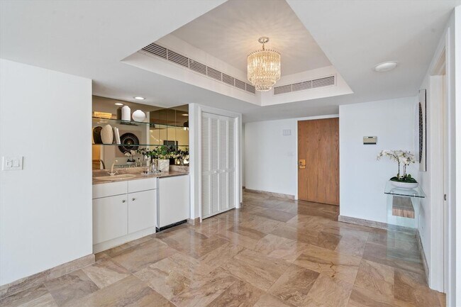 Building Photo - 100 Lakeshore Dr