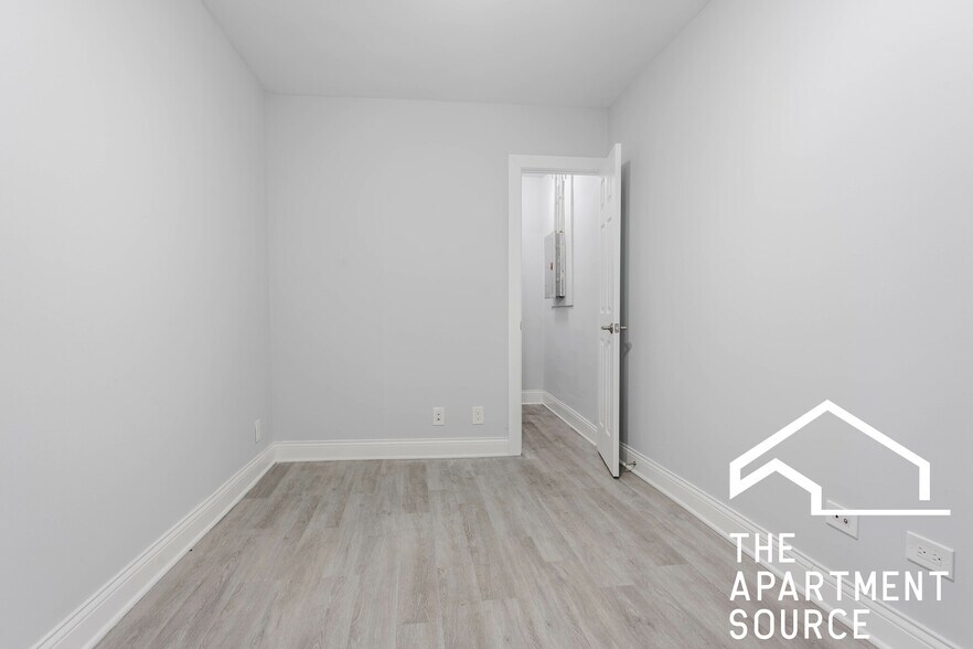 Building Photo - 2647 N Sacramento Ave