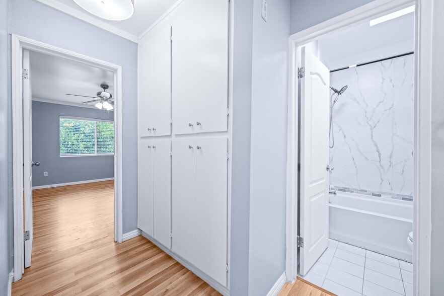 Vanity area - 12801 Moorpark St