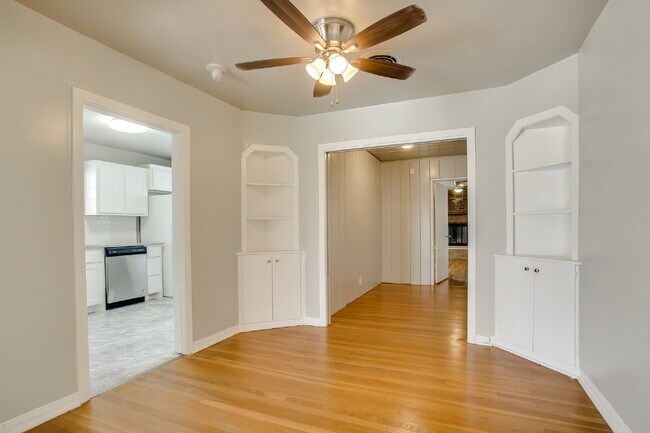 Building Photo - Large 3/2 Available for July!