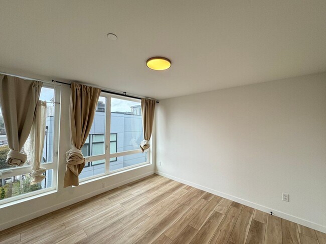 Building Photo - 3B3B cozy townhome