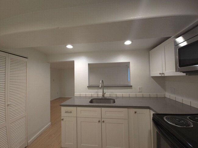Building Photo - 2bd 1bth Basement Unit