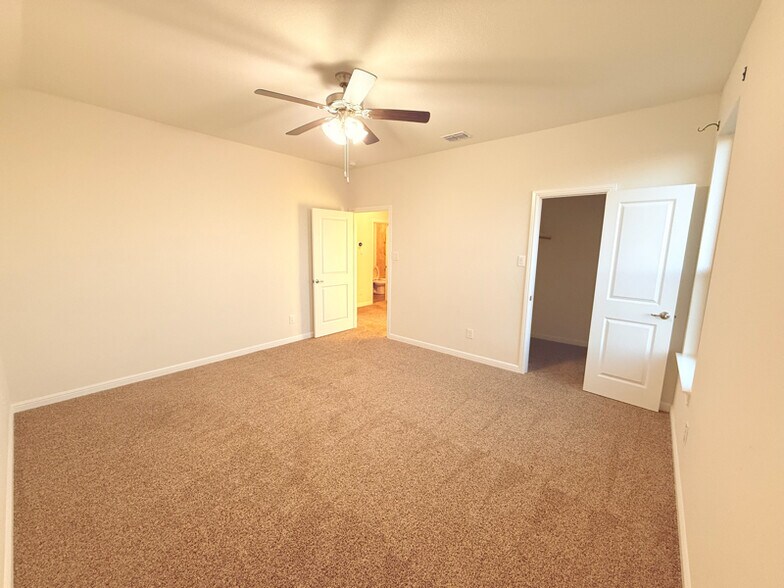 Building Photo - 565 Lindisfarne Ln