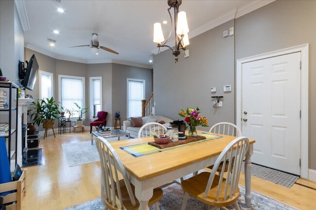 Building Photo - 2Br/1.5Bth in a convenient location! Laundry iN UNIT! NO BROKER FEE!