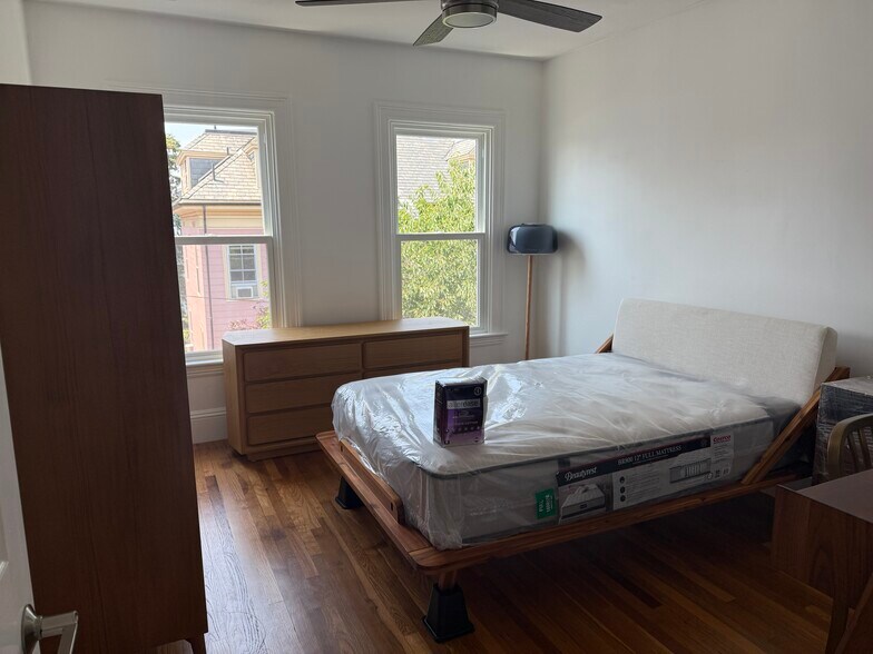 Building Photo - 96 Munroe St