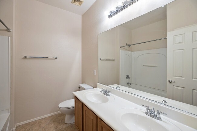 Building Photo - Lovely Seville rental on quiet street now ...