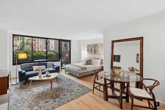 Building Photo - 215 W 95th St