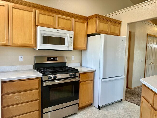 Building Photo - Ranch Style Home in NE Bend!  Fenced in backyard!