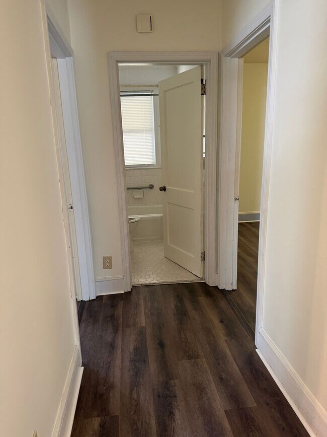 Building Photo - 2 Bed 1 Bath Home