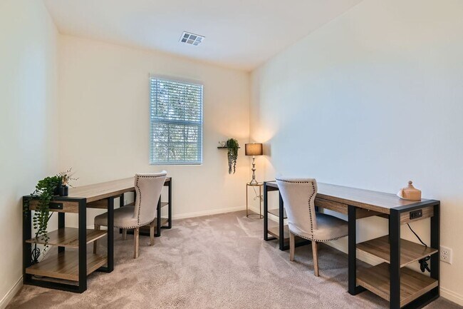 Building Photo - 4 Bed 3 Bath Luxury FURNISHED Home for Rent!